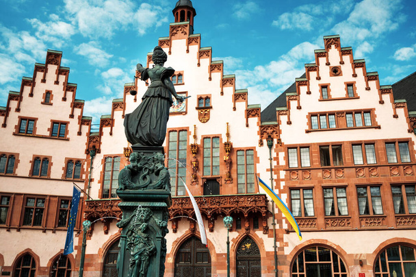 Näkymä Roemerbergin kaupungintaloon Frankfurtissa, Saksassa. Neliö suihkulähde sen edessä - Valokuva, kuva