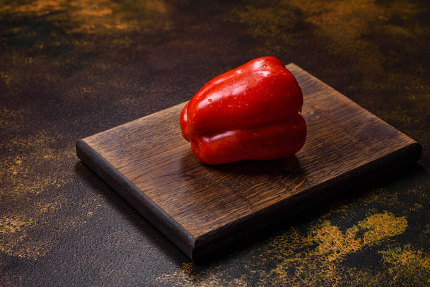 Fresh torn red sweet pepper from the autumn harvest. Preparing ingredients for a vegetarian dish - Fotografie, Obrázek