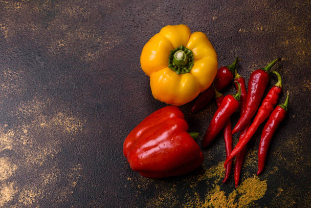 Φρέσκο σκισμένο κόκκινο γλυκό πιπέρι από τη συγκομιδή του φθινοπώρου. Προετοιμασία συστατικών για ένα χορτοφαγικό πιάτο - Φωτογραφία, εικόνα