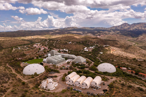 28 luglio 2022, Tucson Arizona, USA. Edificio della Biosfera 2, parte del campus dell'Università dell'Arizona vicino a Tucson Arizona. Centro di ricerca scientifica.  - Foto, immagini