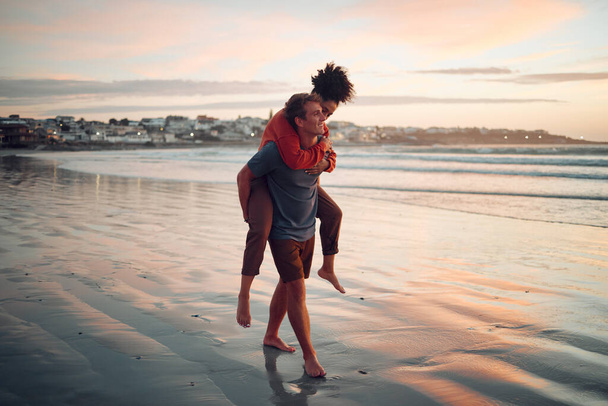 Amor, viagens e casal andando ao longo da praia ao pôr do sol, vínculo e se divertindo na natureza juntos. Liberdade, transporte e homem e mulher desfrutando de um romântico feriado oceânico em Los Angeles, alegre e calmo. - Foto, Imagem