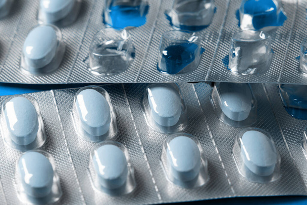 Comprimidos azules en un blíster de medicamento. Medicamentos, pastillas en el primer plano del paquete. - Foto, imagen
