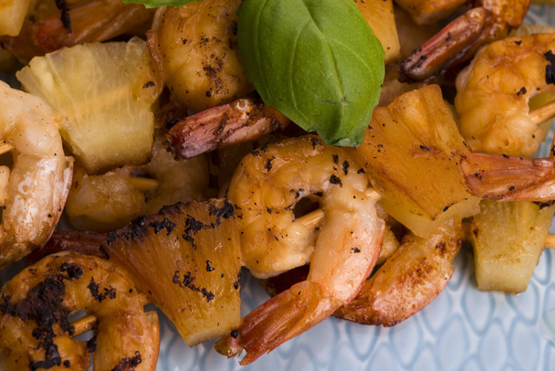 Skewer shrimp with pineapple - Valokuva, kuva