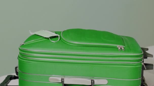 Womans Hand pone pasaportes europeos en Green Suitcase Travel. Imágenes de alta calidad 4k - Metraje, vídeo