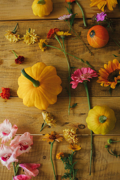 Stylish autumn flat lay. Colorful autumn flowers, pumpkins, pattypan squashes, scissors on rustic wooden table. Seasons greetings. Harvest time in countryside. Happy Thanksgiving! Hello Fall - 写真・画像