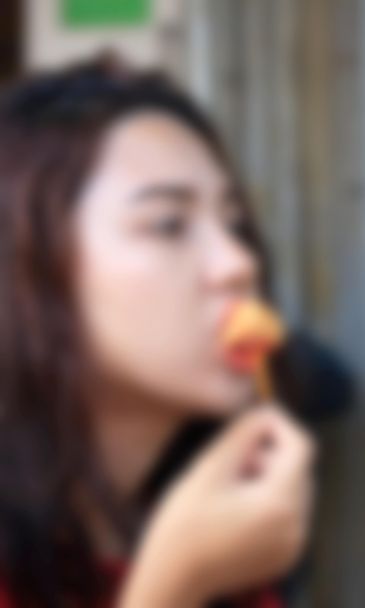 Una joven comiendo pan, mantequilla, mermelada de fresa
. - Foto, Imagen