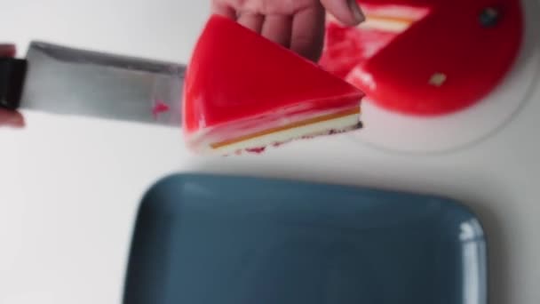 Une pâtissière met un morceau de gâteau dans l'assiette. À mi-coup - Séquence, vidéo