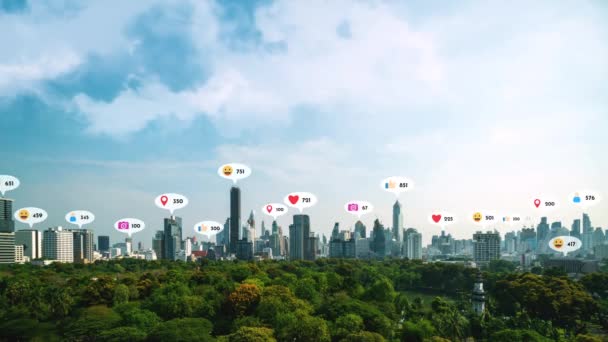 Ikony sociálních médií létají nad centrem města a ukazují lidem vzájemné propojení prostřednictvím aplikační platformy sociálních sítí. Koncepce pro online komunitní a sociální mediální marketingovou strategii . - Záběry, video