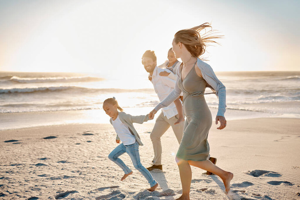 Bezstarostná rodina se baví na pláži. Šťastná rodina hrající si na pláži na dovolené. Kavkazská rodina si užívá dovolenou na pláži. Rodiče se sbližují se svými dětmi na pláži. - Fotografie, Obrázek