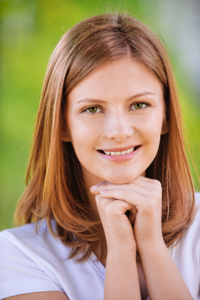 Egy fiatal, mosolygós nő portréja - Fotó, kép