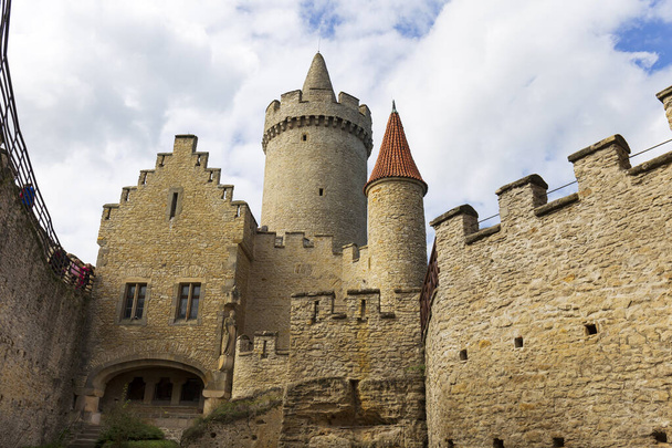 Castillo de Kokorin de la primera mitad del siglo XIV y sus alrededores. Castillo gótico se encuentra en el pueblo de Kokorin, área de paisaje protegido, en la región central de Bohemia, República Checa - Foto, Imagen