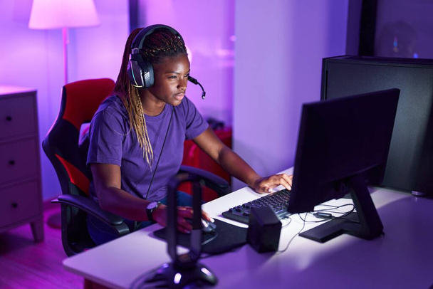 アフリカ系アメリカ人女性ゲームルームでコンピュータを使用してビデオゲームをプレイストリーマー - 写真・画像