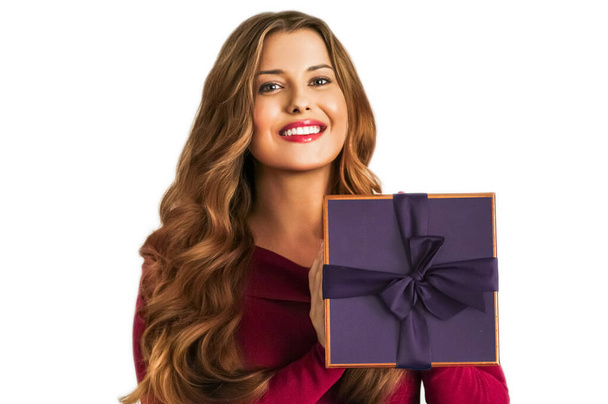 Cadeau d'anniversaire, de Noël ou de vacances, femme heureuse tenant un cadeau violet ou luxe boîte de beauté livraison par abonnement isolé sur fond blanc, portrait - Photo, image