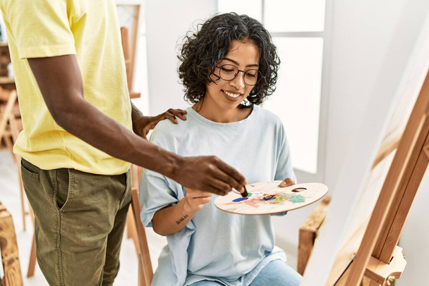Afroamerikanisches Künstlerpaar lächelt fröhliche Malerei im Kunstatelier. - Foto, Bild