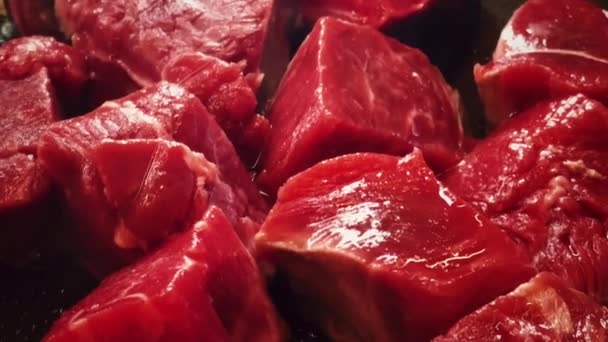 Punainen liha resepti ja ruoanvalmistusprosessi, ruoanlaitto naudanlihaa paistinpannulla. Laadukas 4k kuvamateriaalia - Materiaali, video