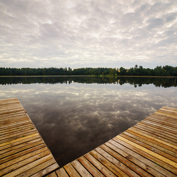 reflejo de nubes en el lago con paseo marítimo
 - Foto, Imagen