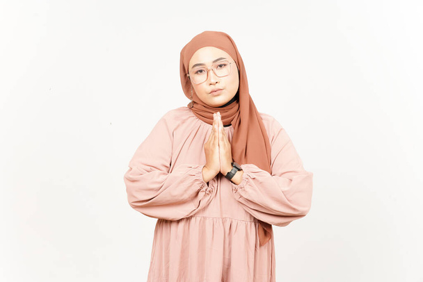 Прошу прощения за красивую азиатку, носящую хиджаб, изолированную на белом фоне. - Фото, изображение