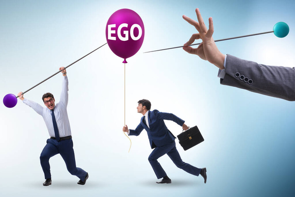 Uomo d'affari nel concetto di ego eccessivo - Foto, immagini
