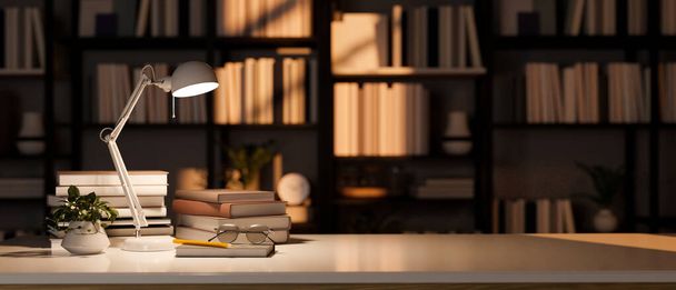 Közelkép, üres másolás a munkaasztalon könyvek, szemüveg, dísznövény és asztali lámpa felett elmosódott könyvespolcok a háttérben. 3D render, 3D illusztráció - Fotó, kép