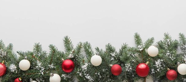 白い背景にモミの枝やクリスマスボールと構成 - 写真・画像