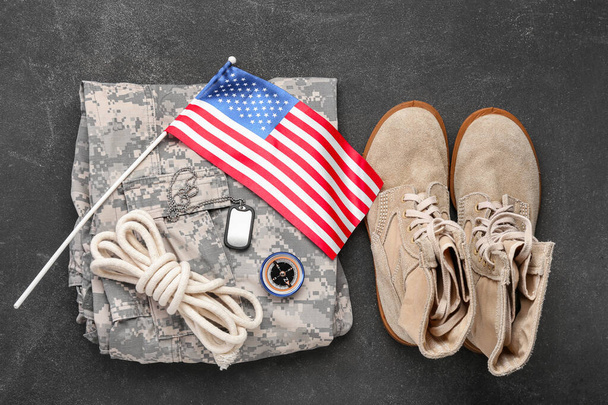 Serie militare, bandiera nazionale e uniforme degli Stati Uniti su sfondo scuro - Foto, immagini