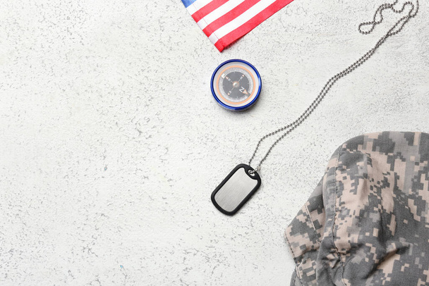 Militaire tag, kompas, pet en nationale vlag van de VS op lichte achtergrond - Foto, afbeelding