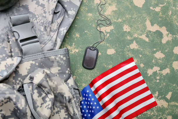 Sotilasunivormu, tunniste ja Yhdysvaltain lippu väritaustalla - Valokuva, kuva