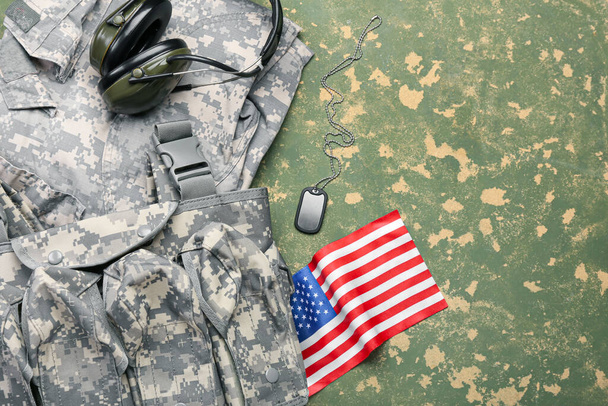 軍事制服、ヘッドフォン、タグ、カラー背景に米国の国旗 - 写真・画像