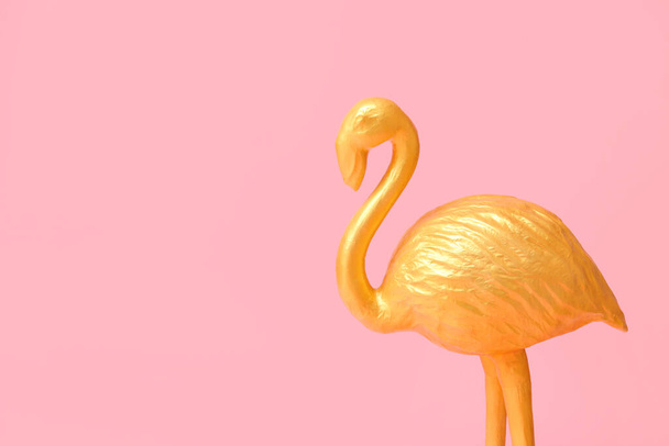 Golden flamingo op roze achtergrond - Foto, afbeelding