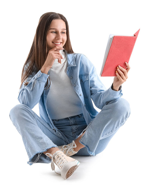 Belle femme en jean veste livre de lecture sur fond blanc - Photo, image