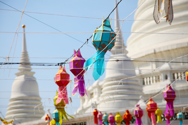 Barevné lucerny na pozadí bílá Pagoda - Fotografie, Obrázek