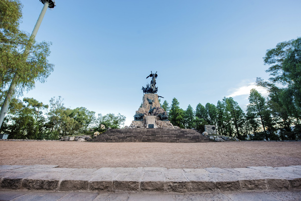 Серро de la gloria пам'ятник в Мендоса, Аргентина. - Фото, зображення