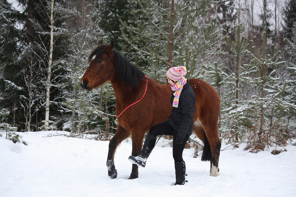 10 代の女の子と森一緒に歩く茶色の馬 - 写真・画像
