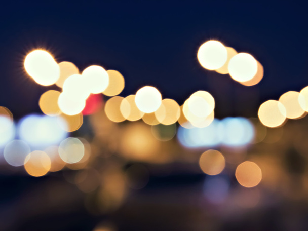 背景の夜の街の明かりをデフォーカス - 写真・画像