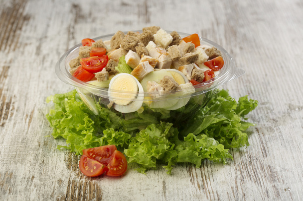 frisch zubereiteter Salat in einer Schüssel zum Mitnehmen - Foto, Bild