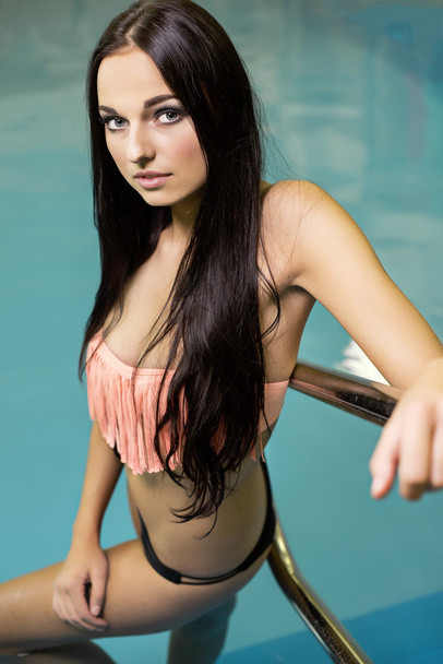 Красивая девушка у бассейна
 - Фото, изображение
