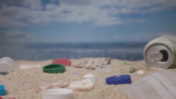 Piękna plaża ze śmieciami i śmieciami w zwolnionym tempie. - Materiał filmowy, wideo