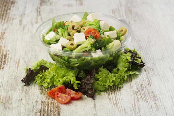 Salada preparada fresca em uma tigela para tomar
 - Foto, Imagem
