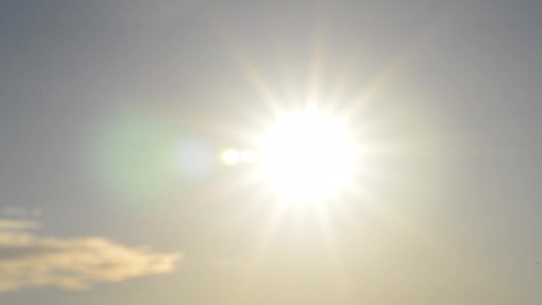 Unscharfer Hintergrund. Sonne am Himmel. Strahlende Sonne mit Sonnenstrahlen scheint auf den strahlend blauen Himmel. Helles Sonnenlicht, Sonnenstrahlen-Fackeln, Sonnenscheintag, Sonnenlicht, Sonnenscheinboke, Linsenschlag. Schöner natürlicher Hintergrund - Filmmaterial, Video