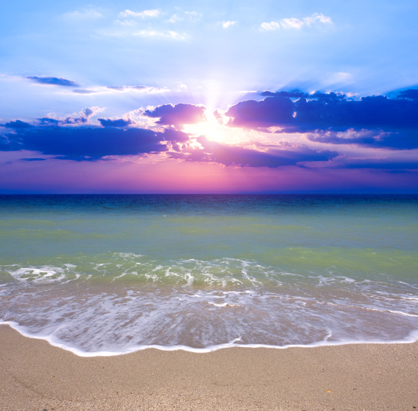 Puesta de sol sobre el mar - Foto, imagen