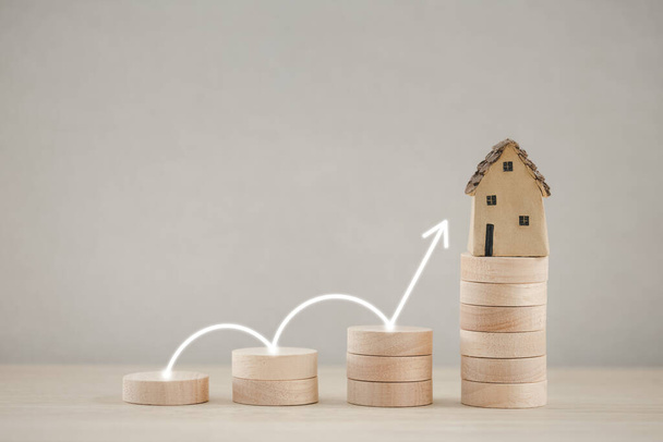 madera moneda pila crecimiento con el modelo de casa, concepto de inflación - Foto, Imagen