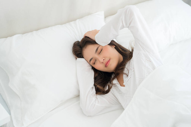 Chica acostada en la cama malestar sufre de insomnio dolor de cabeza - Foto, Imagen