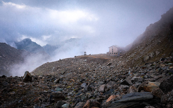 Refugio Marinelli Bombardieri cabaña de montaña niebla paisaje nublado, montañismo turismo picos altos ambiente alpino Italia, viajar Europa. - Foto, imagen