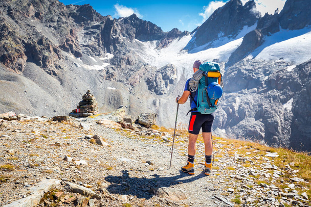 Alpiniste alpiniste vue de dos debout se reposant en regardant les sommets des glaciers de haute montagne vue sur la crête, Alpes italiennes tourisme d'alpinisme, Voyage explorer l'Europe nature. - Photo, image