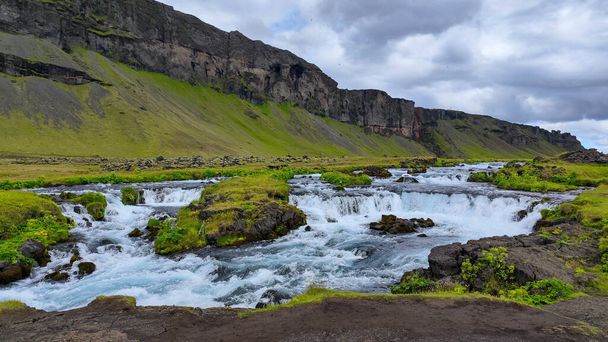 Vista rural en la cascada de Fossalar en Islandia - Foto, imagen