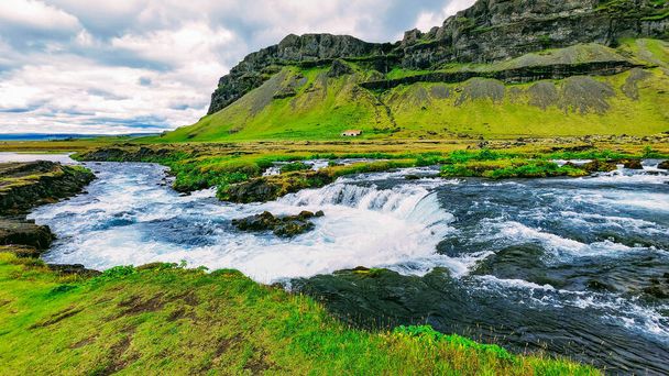 Vidéki kilátás a Fossalar vízesés Izlandon - Fotó, kép