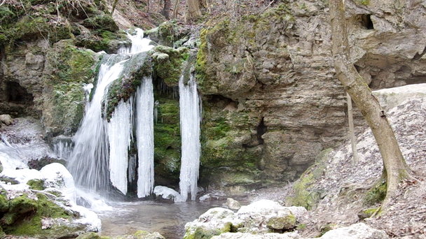 Wasserfall im Nationalpark Slowakischer Karst, im Dorf Haj im Winter - Filmmaterial, Video