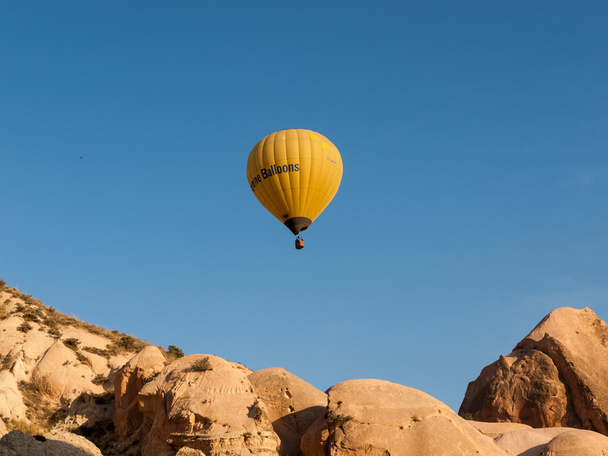 Goreme, Capadócia, Turquia - 16 de junho de 2014: Capadócia, Turquia.A maior atração turística da Capadócia, o voo com o balão
 - Foto, Imagem