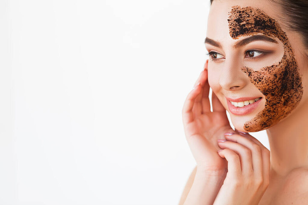 Женское лицо с идеальной кожей и шоколадной маской. - Фото, изображение