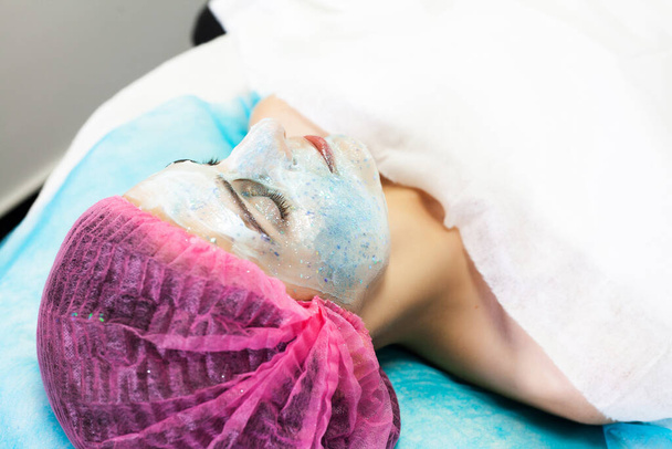 Vrouw krijgt gezichtsverzorging in spa salon. - Foto, afbeelding